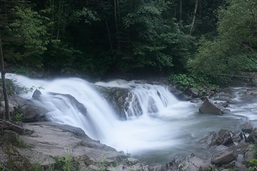 旅行社带团景区观光，游客不慎落水身故，保游网协助理赔520000元！