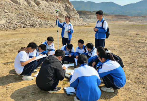 研学途中摔成九级伤残，普通旅游险和研学险差别在哪？机构该怎么选？