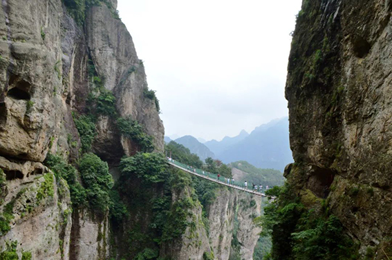 游客在景区突然翻越栏杆，跌入峡谷死亡，“躺枪”景区该不该担责？